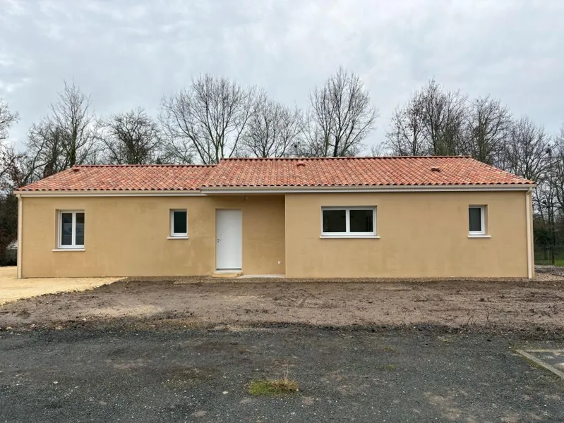 Maison de plain-pied en crépi ocre en fin de chantier